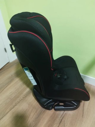 Silla coche negra con detalles rojos
