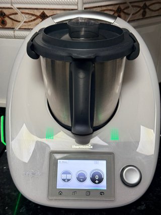 Thermomix TM5 con accesorios y 2 vasos