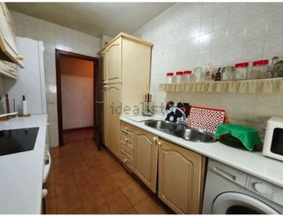 Cocina completa beige y blanca