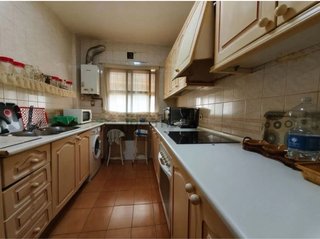 Cocina completa beige y blanca