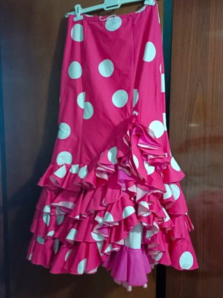 Falda flamenca ,top perforado y blusa chorreras