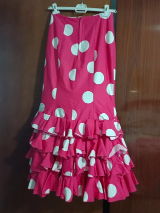 Falda flamenca ,top perforado y blusa chorreras