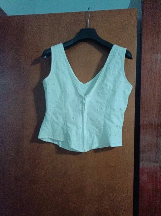 Falda flamenca ,top perforado y blusa chorreras