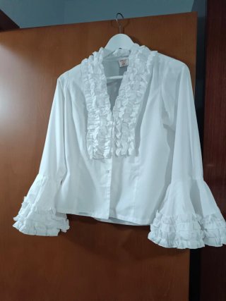 Falda flamenca ,top perforado y blusa chorreras