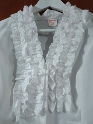 Falda flamenca ,top perforado y blusa chorreras