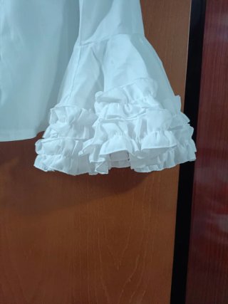 Falda flamenca ,top perforado y blusa chorreras