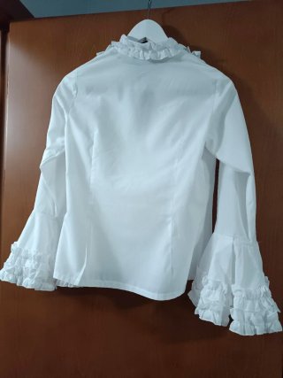 Falda flamenca ,top perforado y blusa chorreras