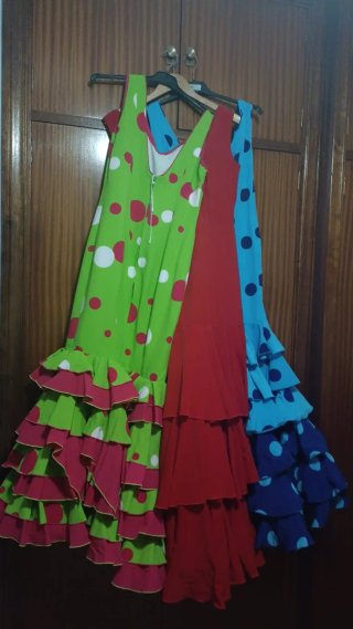 Falda flamenca ,top perforado y blusa chorreras