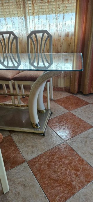 Mesa de salón cristal y patas marfil