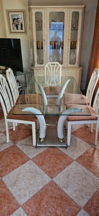Mesa de salón cristal y patas marfil
