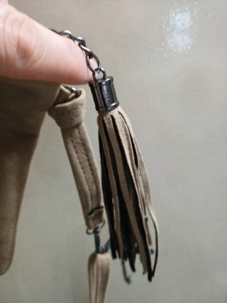 Bolso de mano beige con detalles multicolor