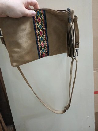 Bolso de mano beige con detalles multicolor