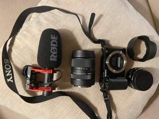 Cámara Mirrorless Sony + Lente + Micrófono