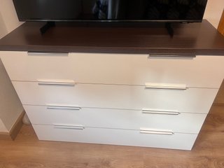 Mueble de matrimonio: cómoda y mesitas