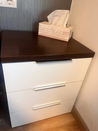 Mueble de matrimonio: cómoda y mesitas