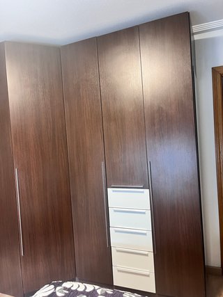 Mueble de matrimonio: cómoda y mesitas