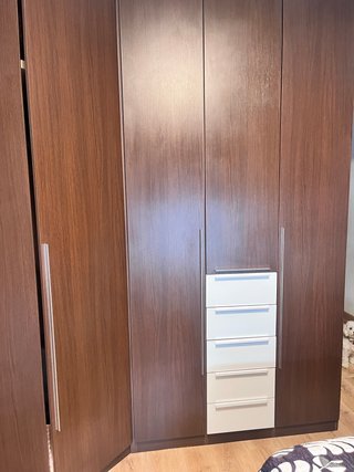 Mueble de matrimonio: cómoda y mesitas