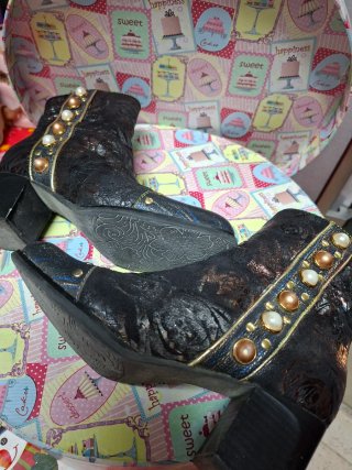 Botines Laura Vita Negros y Dorados