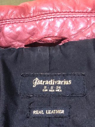 Cazadora de cuero biker de la marca Stradivarius.
