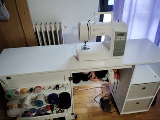 Mesa de costura Singer con máquina