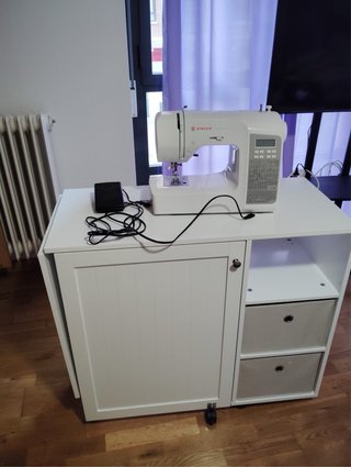 Mesa de costura Singer con máquina