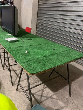Mesa de césped artificial con estructura metálica