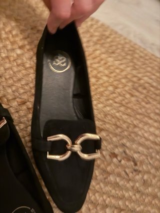 Zapatos planos Sfera negros con detalle dorado