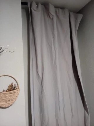Cortinas beige y blancas con diseño