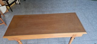 Mostrador de madera con tapa de cristal