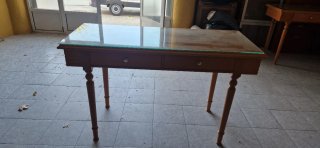 Mostrador de madera con tapa de cristal