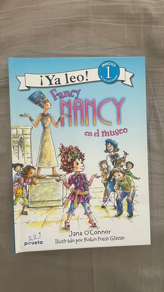 Libro Fancy Nanncy en el museo