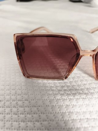 Gafas de sol cuadradas marrones y doradas