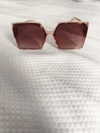 Gafas de sol cuadradas marrones y doradas
