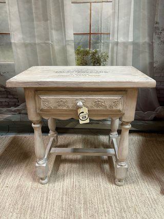 Mesita blanca de madera