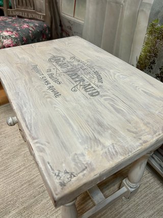 Mesita blanca de madera