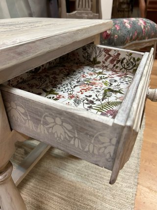 Mesita blanca de madera