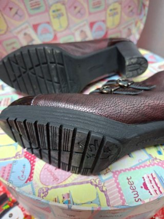 Botines granates con hebillas