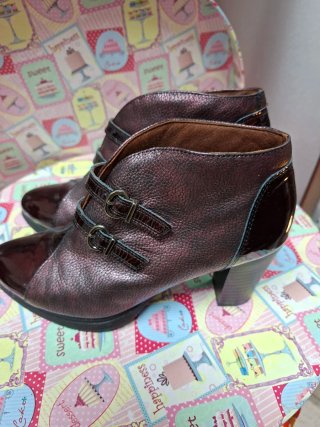 Botines granates con hebillas