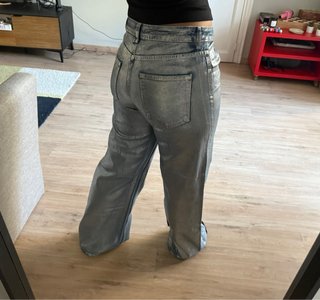 Pantalones vaqueros plateados brillantes