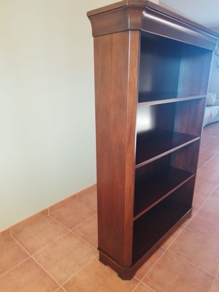 Estantería de madera oscura