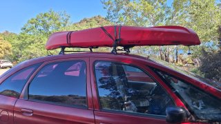 Kayak rigido monoplaza de pesca
