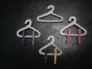 4 Perchas para Muñecas Hechas a Mano