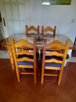 Mesa de comedor,sillas de madera y mueble salon