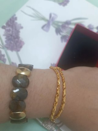 Pulsera dorada con corazón