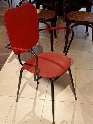 Conjunto mesa ruedas y 2 sillas vintage años 50