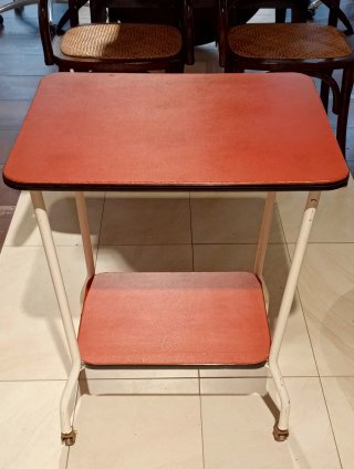 Conjunto mesa ruedas y 2 sillas vintage años 50