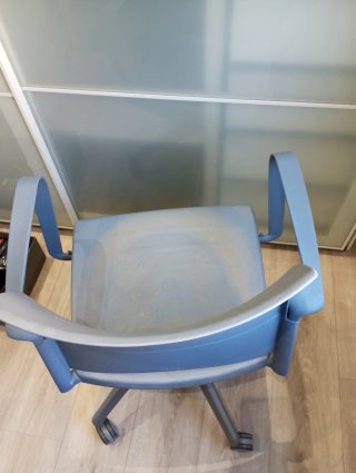 Silla de oficina azul y gris