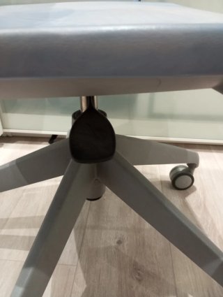 Silla de oficina azul y gris