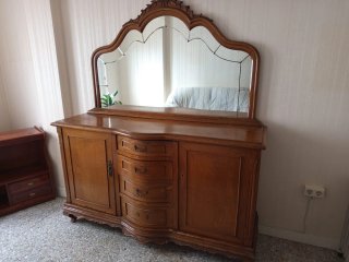 Aparador antiguo de castaño con espejo
