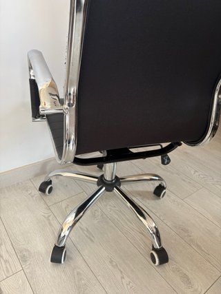 Silla de oficina ergonómica negra